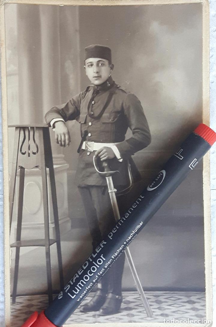 Militaria: Soldado de Artiller&iacute;a con sable y forrajera. Tama&ntilde;o postal.