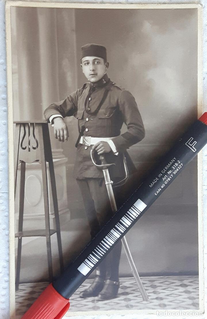 Militaria: Soldado de Artiller&iacute;a con sable y forrajera. Tama&ntilde;o postal.