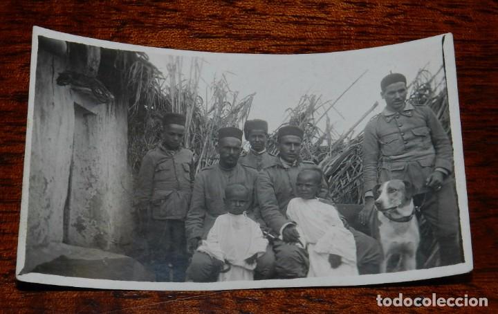Militaria: FOTOGRAFIA DE FAMILIA DE POLICIA INDIGENA, EPOCA DE LA GUERRA DEL RIF, MIDE 10,8 X 6,2 CMS.