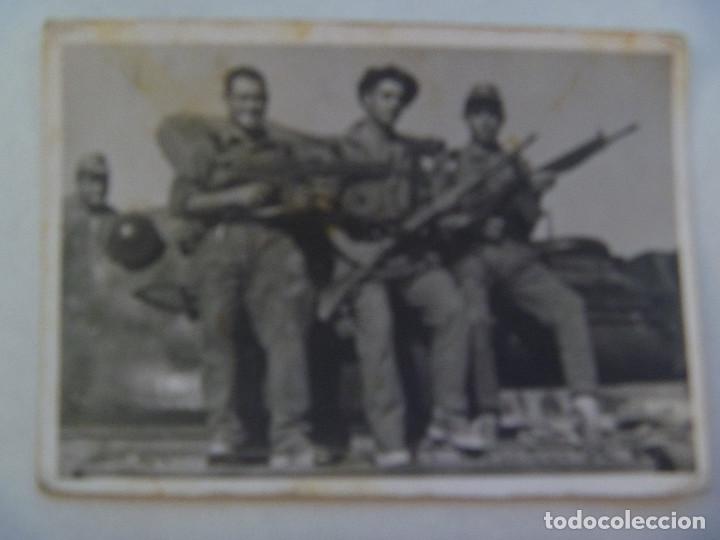 Militaria: FOTO DE MILITARES ( UNO CON BOINA DE BLINDADOS ) CON CETME SOBRE UN TANQUE