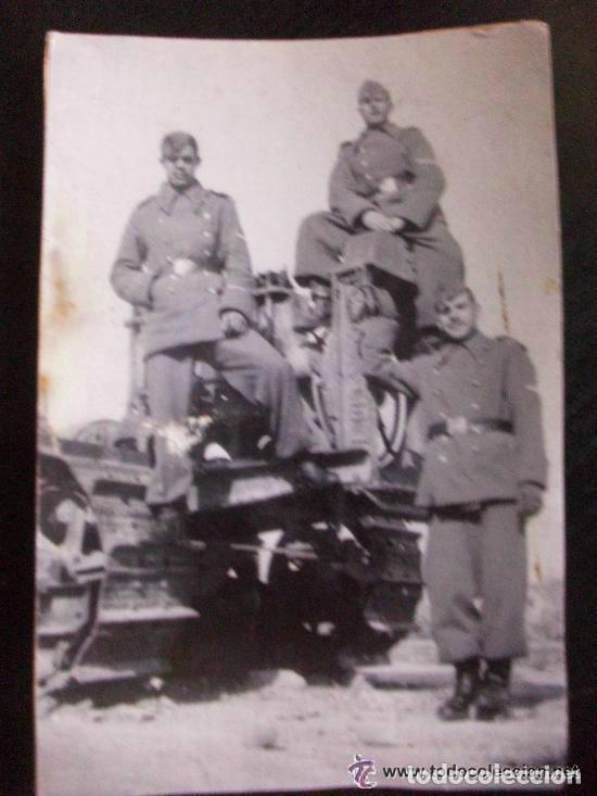 Militaria: AVIACION : FOTO DE MILITARES DEL EJERCITO DEL AIRE CON ROKISKI EN BRAZO, SOBRE VEHICULO ORUGA