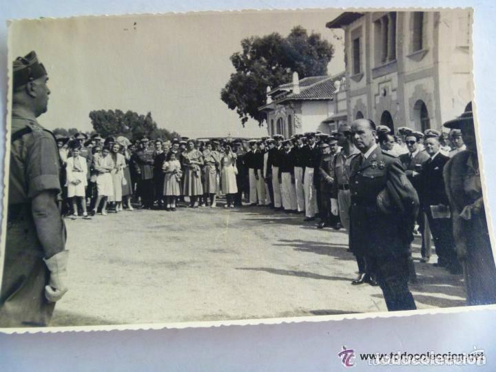 Military Antiques: FOTO DEL GENERAL VARELA CON LAUREADAS EN ACTO CON MILITARES Y OFICIAL DE LA LEGION . TETUAN, 1949