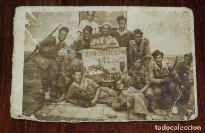 Militaria: FOTOGRAFIA DE REGULARES DE MELILLA, 1944, MIDE 9 X 6 CMS.