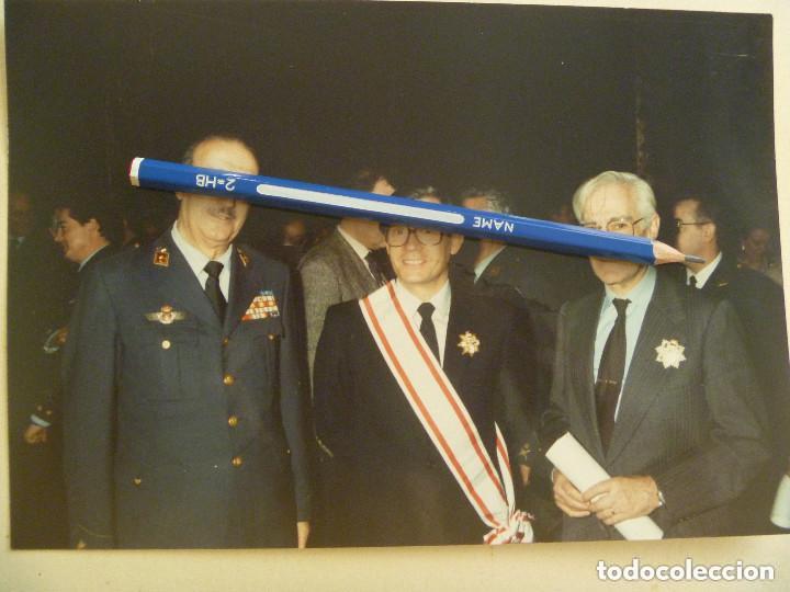 Militaria: FOTO DE GENERAL DE AVIACION Y CIVILES PLACA MERITO AEREO DISTINTIVO BLANCO.  15 X 21 CM