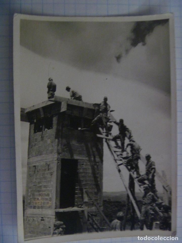 Militaria: GUERRA COLONIAL DE PORTUGAL : FOTO DE MILITARES DE MANIOBRAS SUBIENDO A UNA CONSTRUCCION
