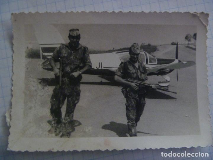 Militaria: GUERRA COLONIAL DE PORTUGAL : FOTO MILITARES CON CETME , DETRAS UN AVION