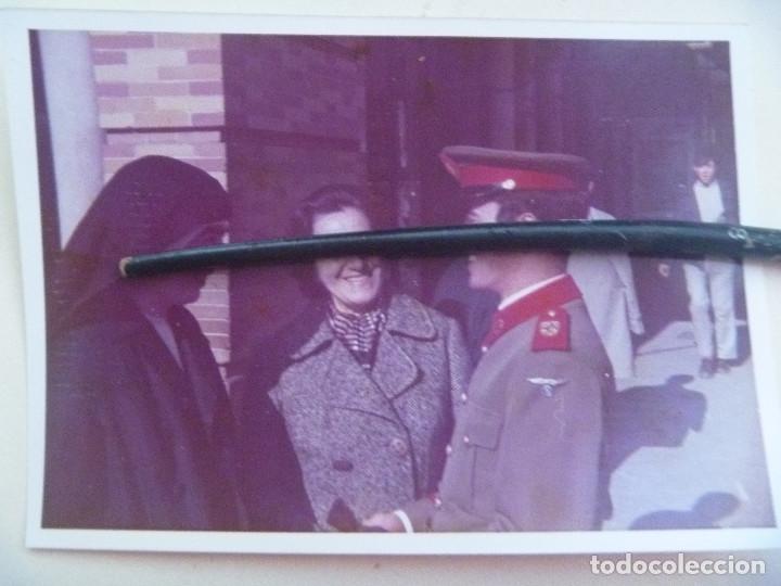Militaria: FOTO DE UN MIEMBRO DE LA GUARDIA DE  FRANCO , CON ROKISKI AVIACION EN BRAZO, SALTOS PARACAIDAS