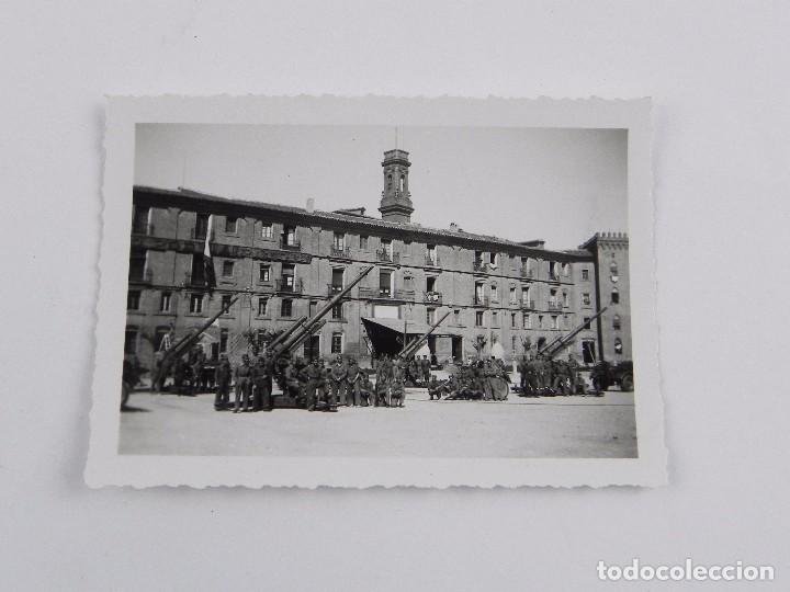Militaria: FOTOGRAFIA DE PLAZA MAYOR CON TROPAS DE ARTILLERIA, NO HEMOS PODIDO LOCALIZAR LA LOCALIDAD, MIDE 8,5