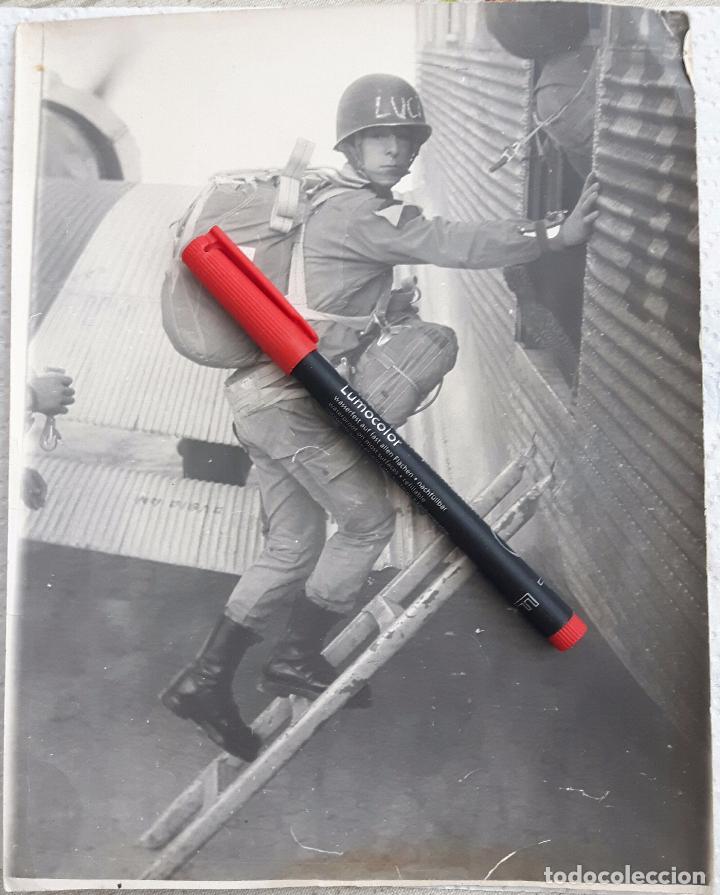 Militaria: Foto de gran tama&ntilde;o de un paracaidista en la portezuela de un Ju-52. A&ntilde;os 60.