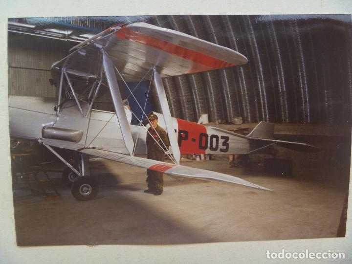 Militaria: FOTO DE UN AVION REPUBLICANO , CREO, RESTAURADO EN UN HANGAR