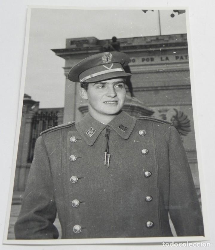 Militaria: FOTOGRAFIA DE EL REY JUAN CARLOS I DE BORBON EN 1955 CON UNIFORME CUANDO ERA CADETE DE PRIMER CURSO