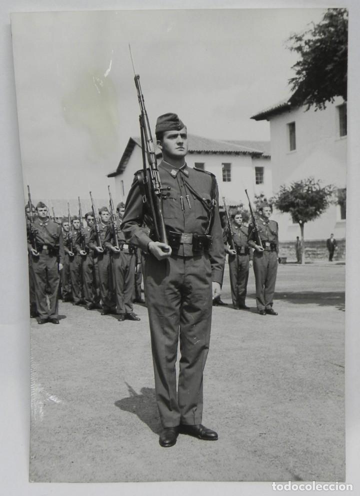 Militaria: FOTOGRAFIA PRENSA DE EL REY JUAN CARLOS I DE BORBON EN 1959 CUANDO ERA PRINCIPE DURANTE LA HORA DE I