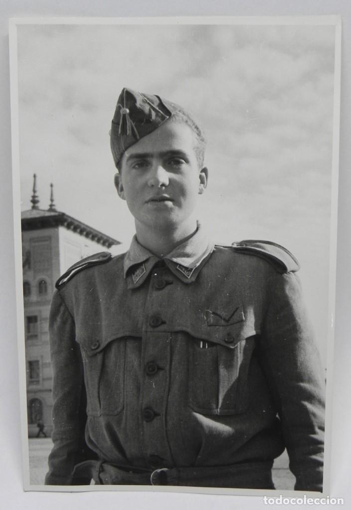 Militaria: FOTOGRAFIA DE EL REY JUAN CARLOS I DE BORBON EN 1955 CON UNIFORME CUARTELERO CUANDO ERA CADETE DE PR