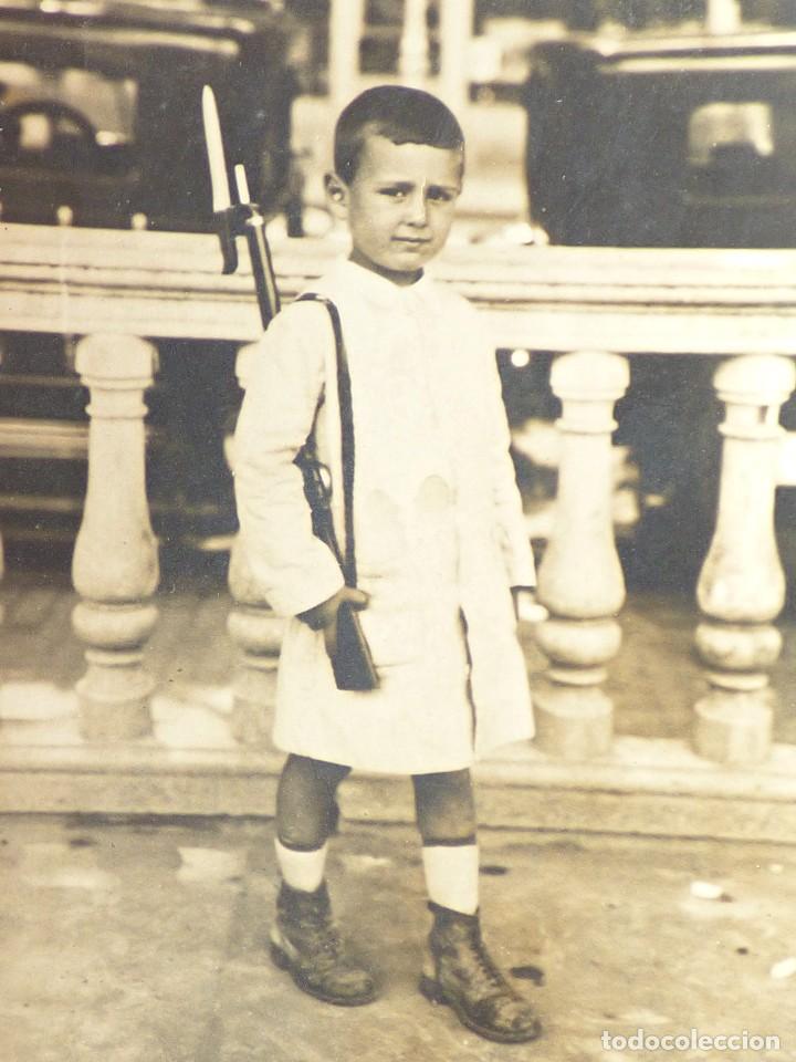 Militaria: SEVILLA. NI&Ntilde;O CON SU FUSIL Y BAYONETA EN PLAZA NUEVA 1932