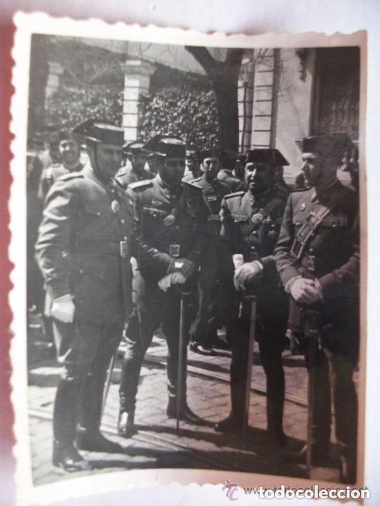 Militaria: GUARDIA CIVIL : FESTIVIDAD DE LA PATRONA , GUARDIAS DE GALA CON SABLE, UNO DEL PROFESORADO