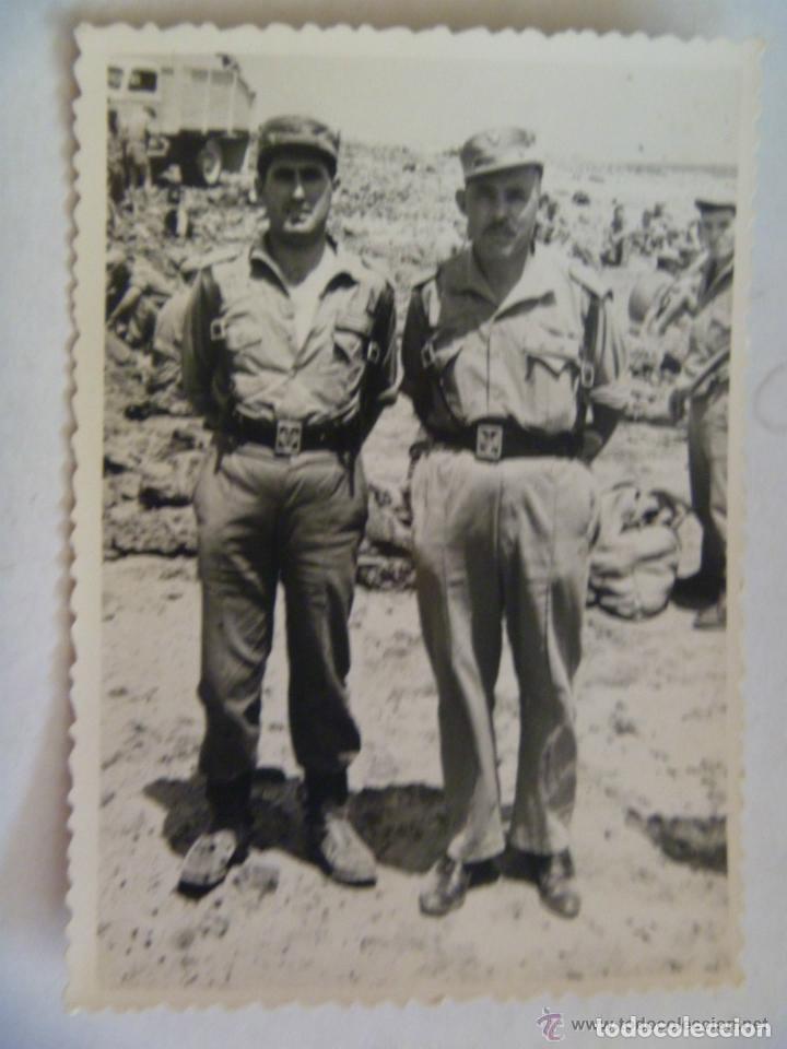Militaria: FOTO DE MILITARES : SARGENTO Y TENIENTE DE MANIOBRAS, DETRAS UN CAMION . ARRECIFE, 1964