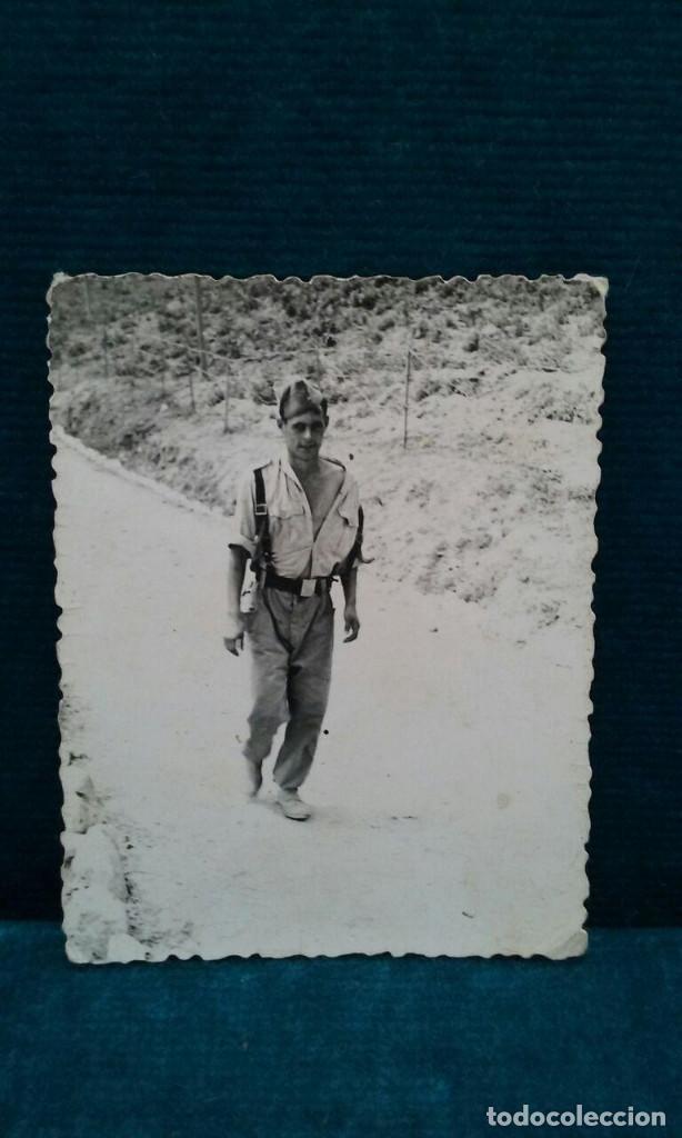 Military Antiques: Fotograf&iacute;a . Legionario caminando.9 x 7cm