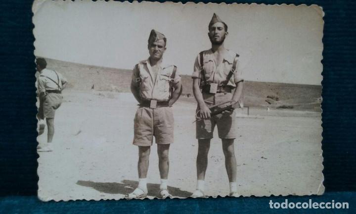Military Antiques: Fotograf&iacute;a . Dos legionarios en el desierto. 10 x7 cm