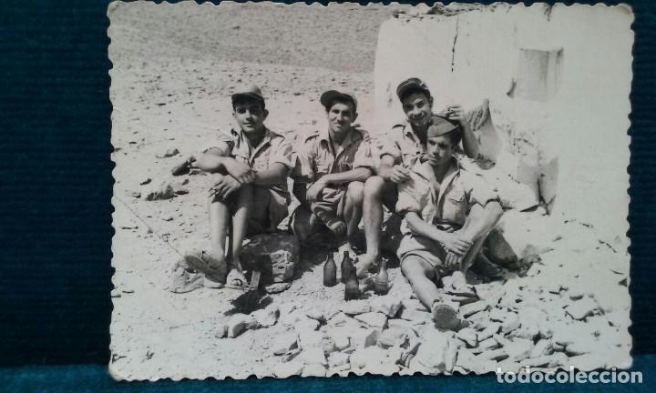 Military Antiques: Fotografia .Legionarios tomandose unas ca&ntilde;as.10 x 7 cm.