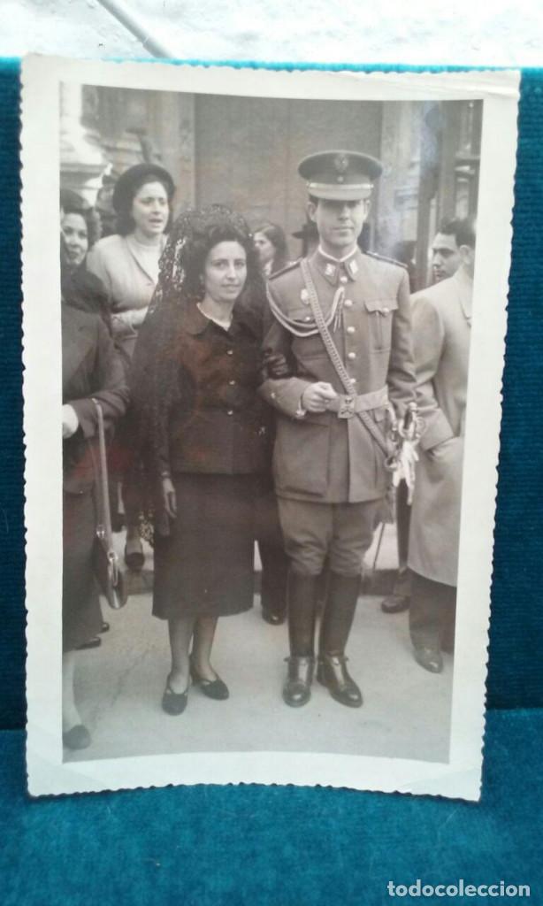 Military Antiques: Fotograf&iacute;a Militar Alferez con Se&ntilde;ora. 1951. 18 x 11,5 cm