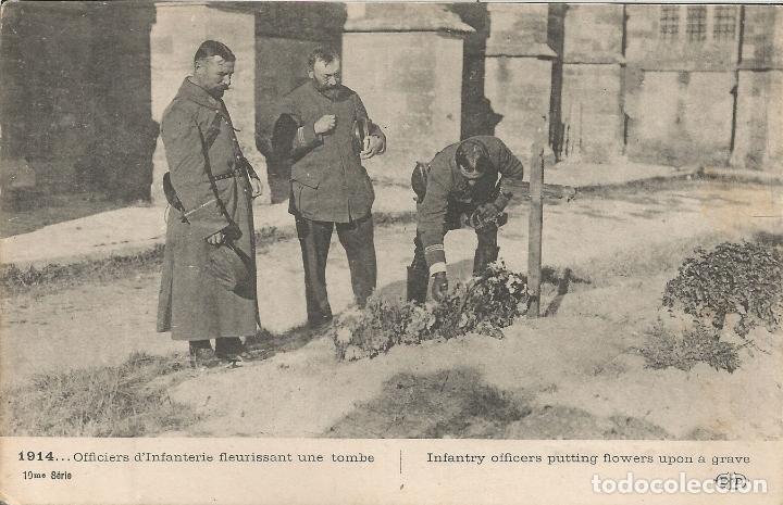 Military Antiques: 1914- OFFICIERS D INFANTERIE FLEURISSANT UNE TOMBE- ELD (H&eacute;liotypie E.Le Deley) - S/C