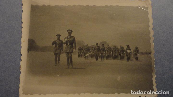 Militaria: ANTIGUA FOTOGRAFIA.DESFILE MILITAR DELANTE DEL MONASTERIO.FOTO CACHO.VALLADOLID