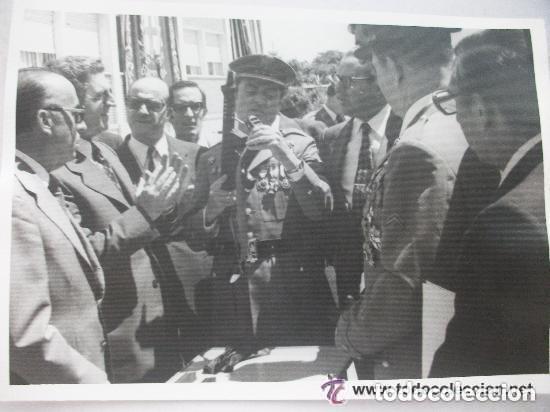 Militaria: CAPITAN POLICIA ARMADA MOSTRANDO SUBFUSIL Z  A PERSONALIDADES, GENERAL ANGULOS HERIDO, ETC