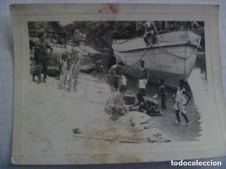 Militaria: GUINEA ECUATORIAL : MILITARES Y NATIVOS DE COLOR , NEGROS, EN UN RIO, BARCAZA, ETC