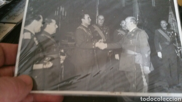 Militaria: Fotograf&iacute;a a&ntilde;os 50 Franco saludando a militares