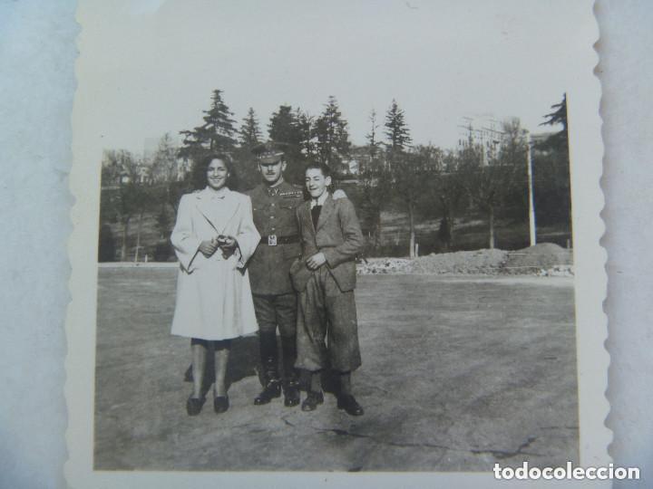 Militaria: FOTO OFICIAL ARTILLERIA EX-DIVISIONARIO CON PASADOR DIARIO CINTAS MEDALLAS DIVISION AZUL