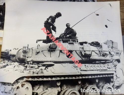 Militaria: ZARAGOZA,1980, MANIOBRAS DE LA DIVISION ACORAZADA BRUNETE, EL REY EN UN TANQUE, 240X180MM