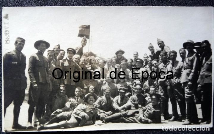 Militaria: (JX-180300)Postal fotogr&aacute;fica de grupo de Oficiales y soldados posando , Campa&ntilde;a del Rif .