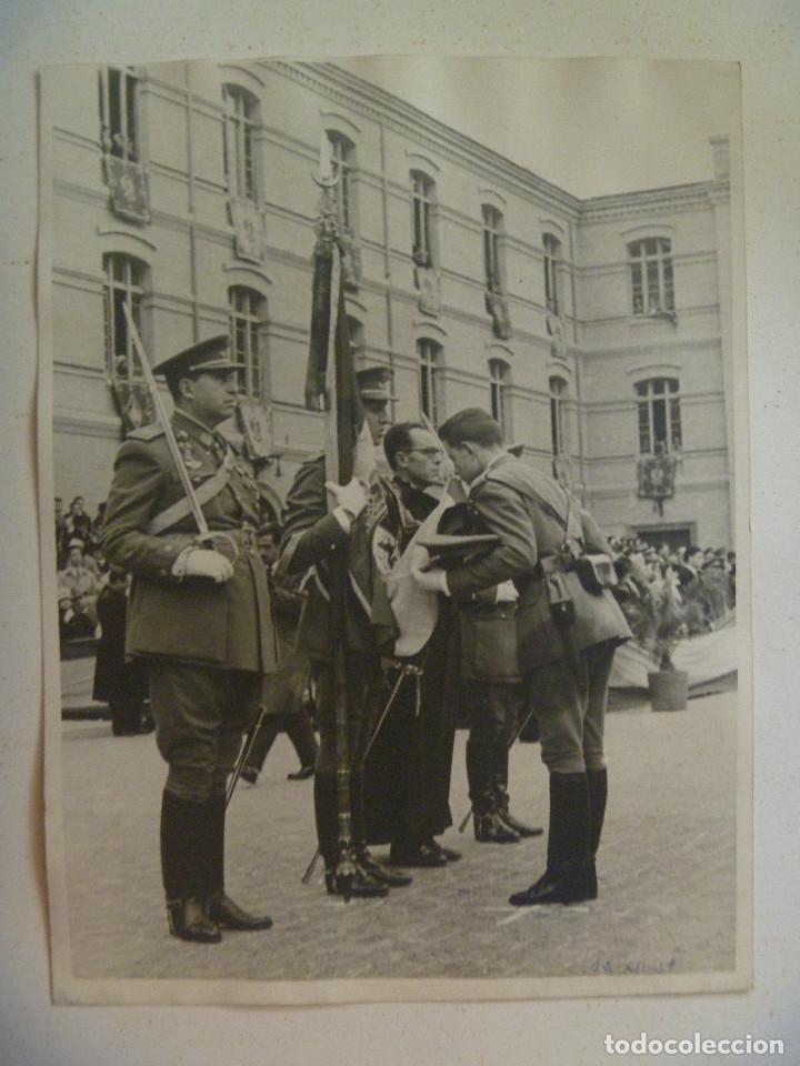 Militaria: GRAN FOTO DE JURA DE BANDERA DE CADETES DE LA ACADEMIA GENERAL MILITAR , 1959