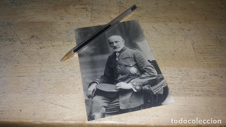 Militaria: Antigua fotografia de coronel con cruz de san hermenegildo y cruz roja, 13,5 x 9,5 cm.