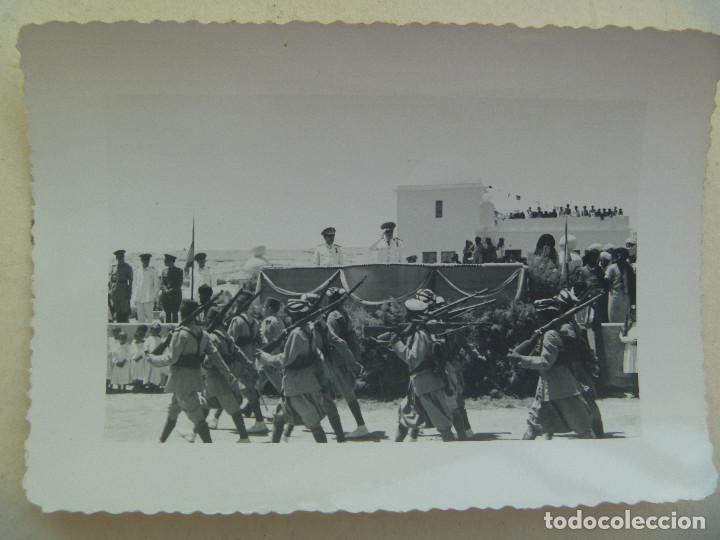 Militaria: EL AAIUN ( SAHARA ESPA&Ntilde;OL ) : DESFILE TROPAS MORAS, TRIBUNA DOS OFICIALES MEDALLA MILITAR INDIVIDUAL