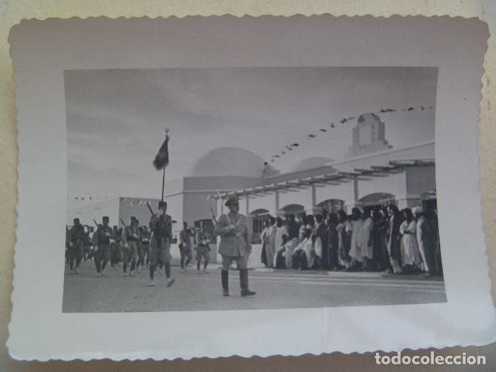 Militaria: EL AAIUN ( SAHARA ESPA&Ntilde;OL ) : DESFILE TROPAS MORAS REGULARES , OFICIAL AL FRENTE. 1951