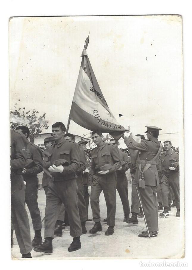 Militaria: SOLDADOS ESPA&Ntilde;OLES EN LA JURA DE BANDERA EN EL A&Ntilde;O 1965