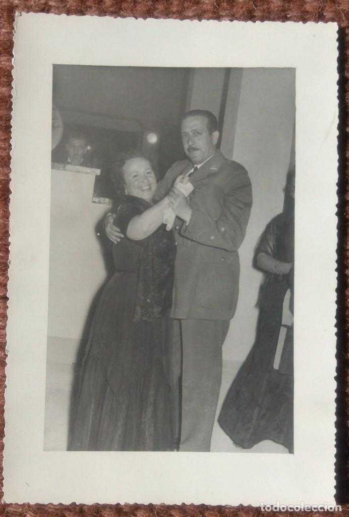 Militaria: MILITAR DE AVIACION Y SE&Ntilde;ORA BAILANDO