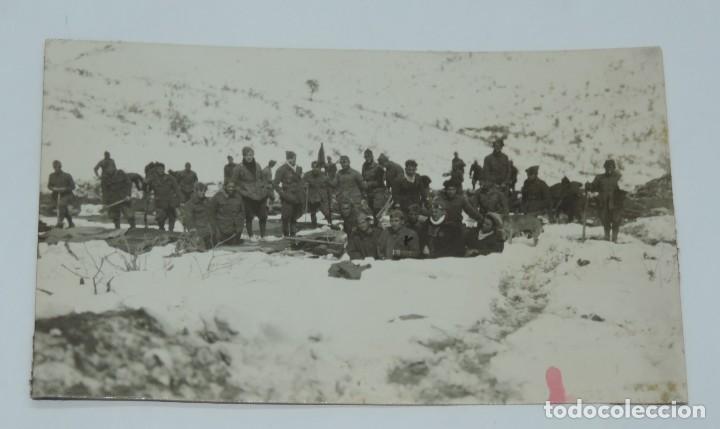 Militaria: FOTOGRAFIA DE CAMPA&Ntilde;A DEL RIF, OFICIALES EN UNA POSICION TOMADA. NO CIRCULADA. SIN DIVIDIR.