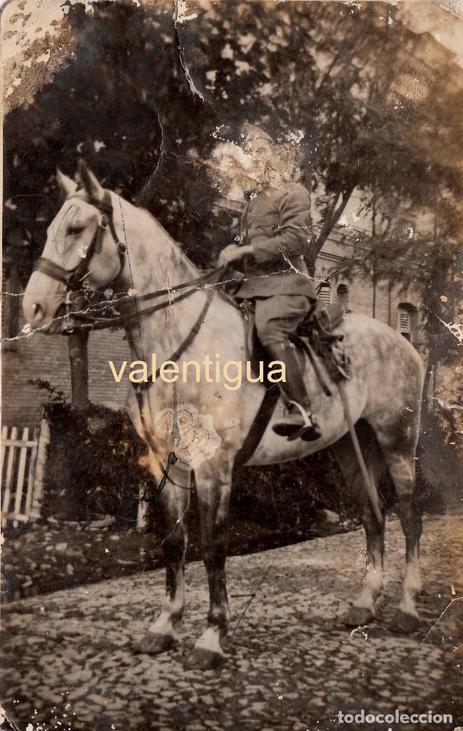 Militaria: Antigua fotograf&iacute;a. Militar uniformado sobre un fant&aacute;stico caballo. Sable. Cuartel. cc