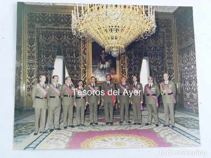 Militaria: FOTOGRAFIA DE PRESENTACION DE LA XVI PROMOCION DE CABALLERIA, EL REY JUAN CARLOS I, 25 A&Ntilde;OS DE LA SA