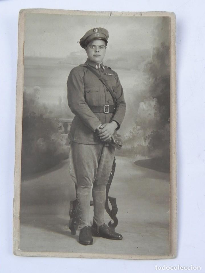 Militaria: Fotografia de Soldado del Batallon de Ingenieros de Transmisiones, BIT, en la gorra pone las inicial