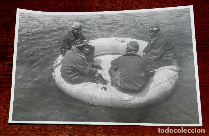 Militaria: ANTIGUA FOTOGRAFIA DE AVIACION, PILOTOS DE AVION MILITAR ESPA&Ntilde;OL EN BOTE SALVAVIDAS, A&Ntilde;OS 40, MIDE 1