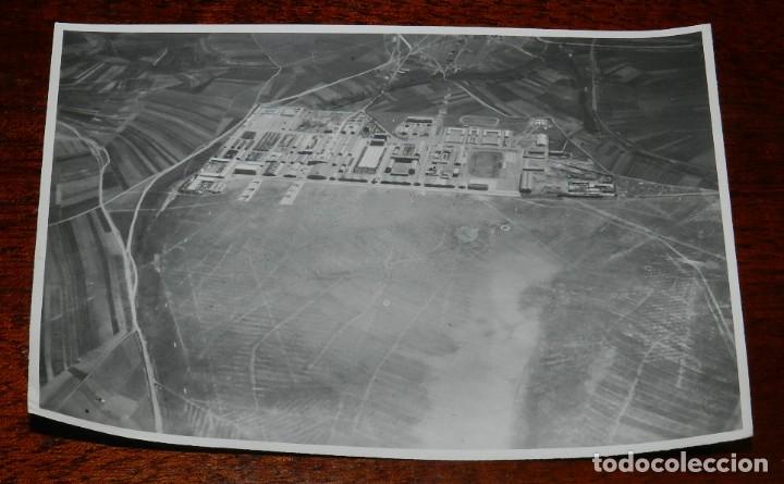 Militaria: ANTIGUA FOTOGRAFIA AEREA DE AVIACION, AERODROMO MILITAR DE LEON, A&Ntilde;OS 40, MIDE 17 X 11,5 CMS. TAL CO