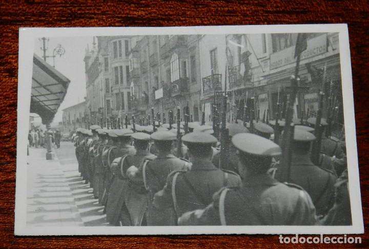 Militaria: FOTOGRAFIA DE DESFILE EN LEON 1942 APROXIMADAMENTE DE OFICIALES DE AVIACION, MIDE 8,5 X 5,5 CMS.