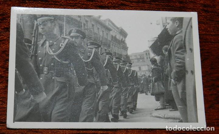 Militaria: FOTOGRAFIA DE DESFILE EN LEON 1942 APROXIMADAMENTE DE OFICIALES DE AVIACION, MIDE 8,5 X 5,5 CMS.
