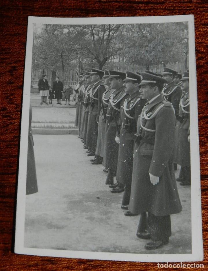 Militaria: FOTOGRAFIA DE DESFILE EN LEON 1942 APROXIMADAMENTE DE OFICIALES DE AVIACION, MIDE 8,5 X 5,5 CMS.