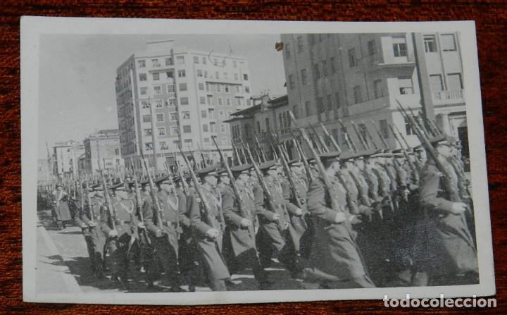 Militaria: FOTOGRAFIA DE DESFILE EN LEON 1942 APROXIMADAMENTE DE OFICIALES DE AVIACION, MIDE 8,5 X 5,5 CMS.
