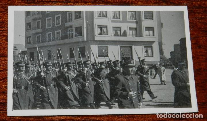 Militaria: FOTOGRAFIA DE DESFILE EN LEON 1942 APROXIMADAMENTE DE OFICIALES DE AVIACION, MIDE 8,5 X 5,5 CMS.