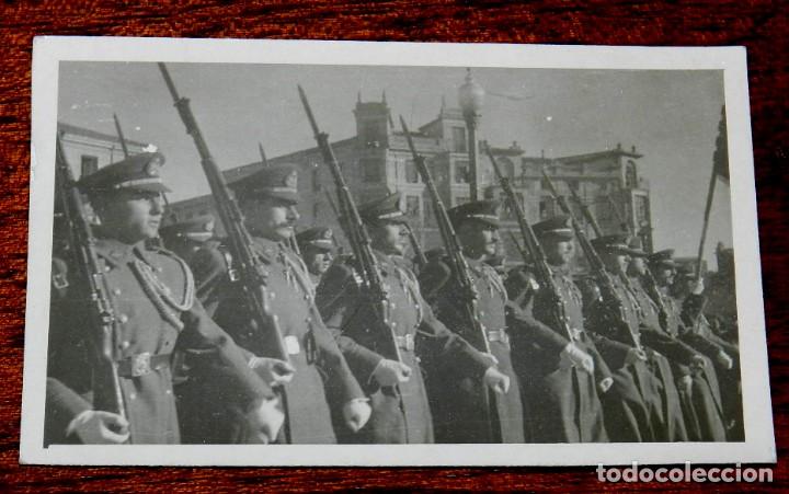 Militaria: FOTOGRAFIA DE DESFILE EN LEON 1942 APROXIMADAMENTE DE OFICIALES DE AVIACION, MIDE 8,5 X 5,5 CMS.